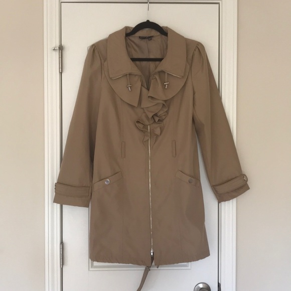 Khaki trench with super cute details - Picture 2 of 4